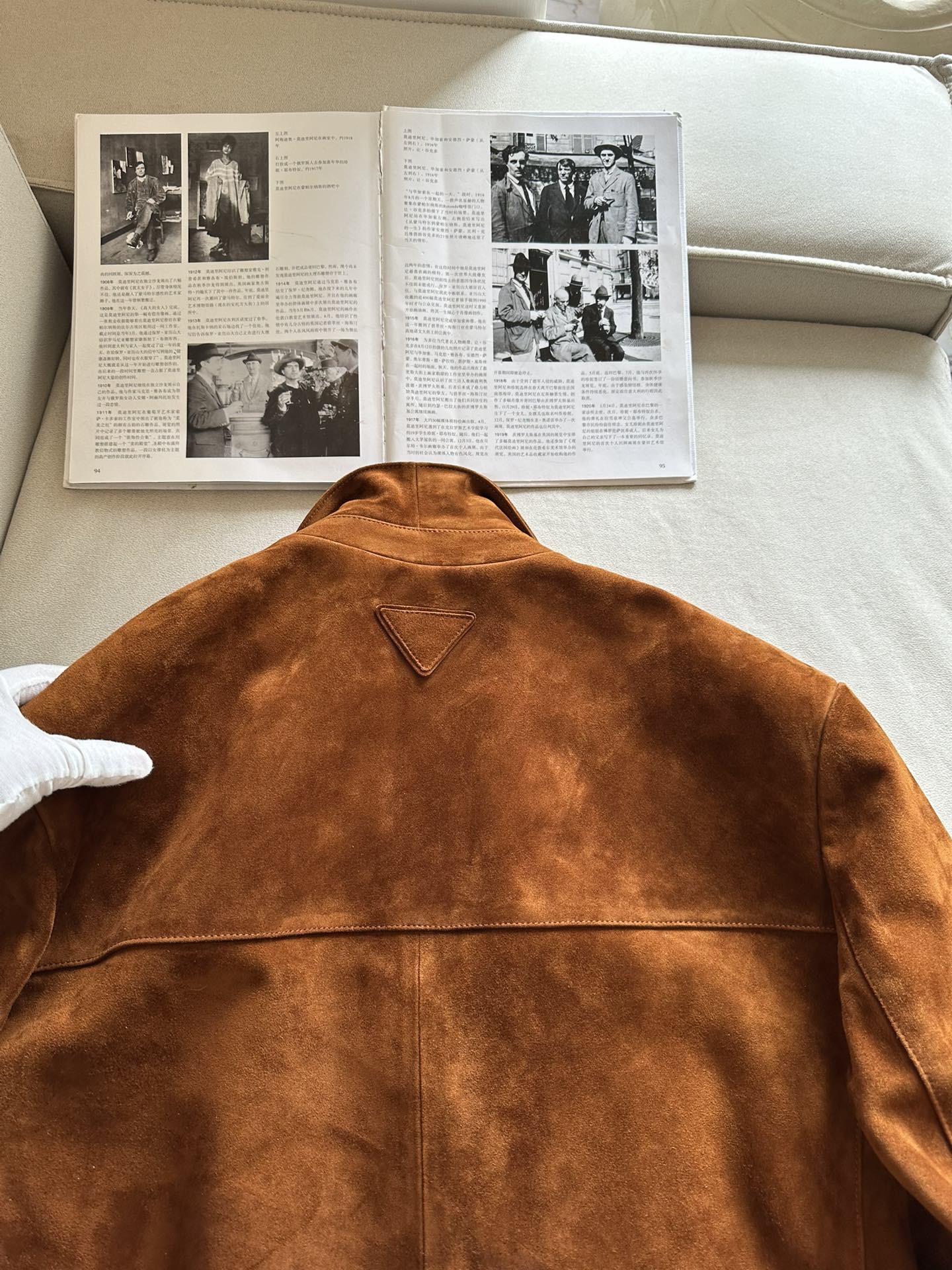 Куртка женская в стиле Prada из натуральной замши коричневого цвета с классическим кроем