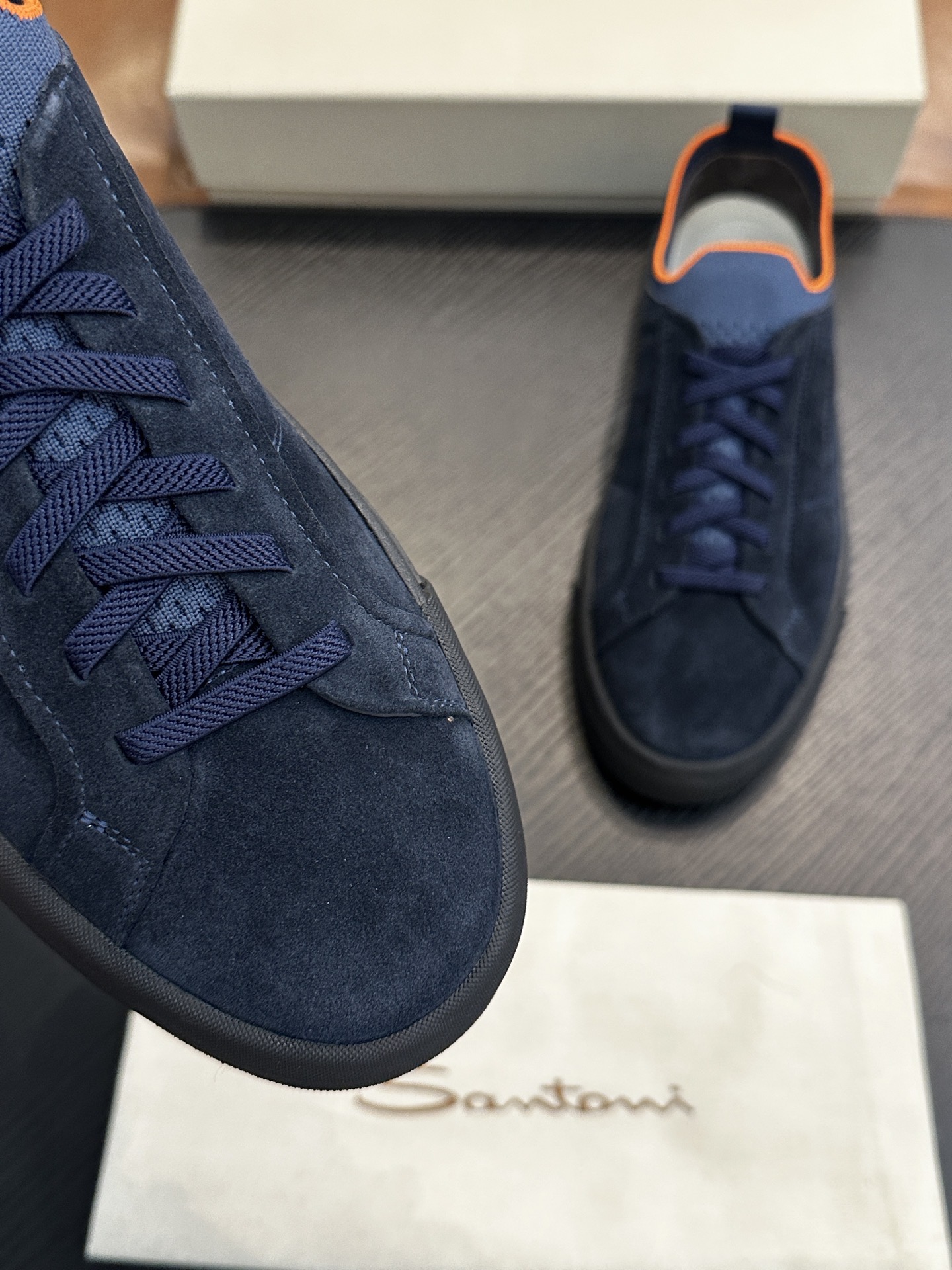 Кроссовки мужские в стиле Santoni из натуральной зернистой кожи темно-синего цвета