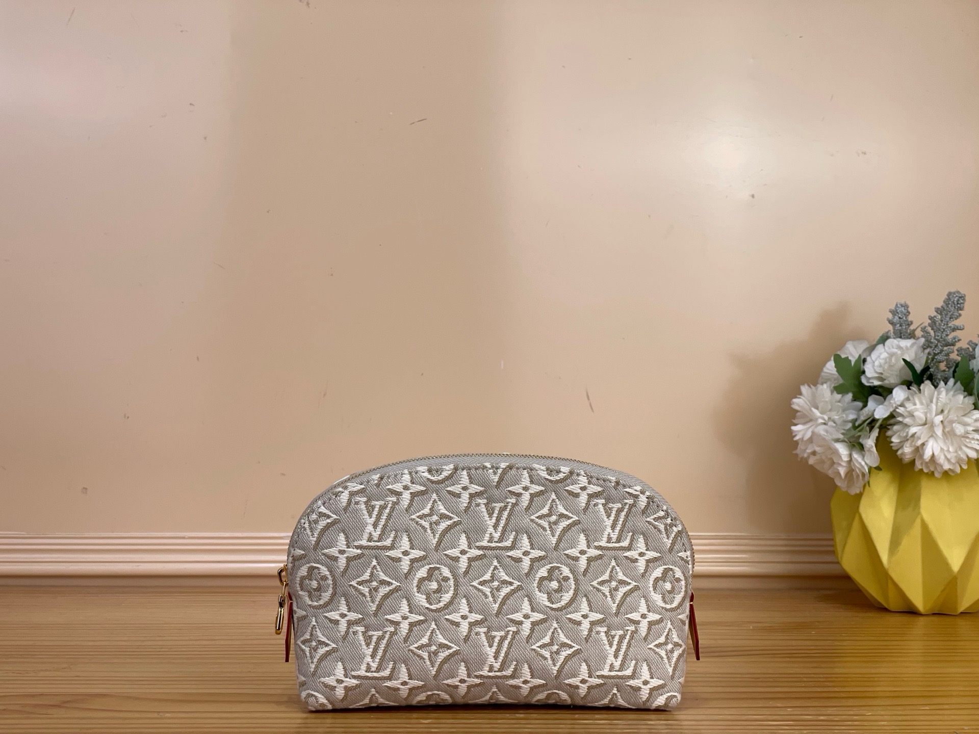 Косметичка женская Louis Vuitton Pochette Cosmétique бежевого цвета