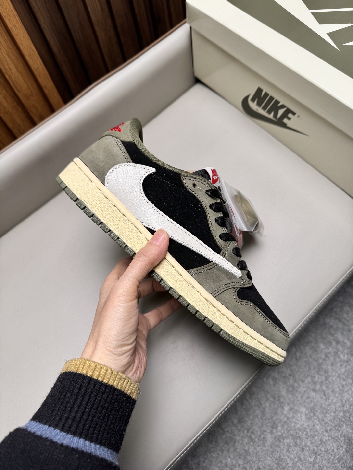 Кроссовки унисекс в стиле Nike Air Jordan 1 Low Travis Scott тёмно-оливкового цвета с чёрными и бежевыми вставками