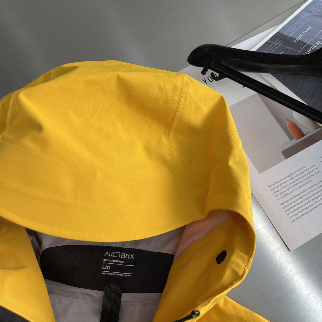 Куртка унисекс в стиле Arc'teryx Alpha SV с капюшоном жёлтого цвета