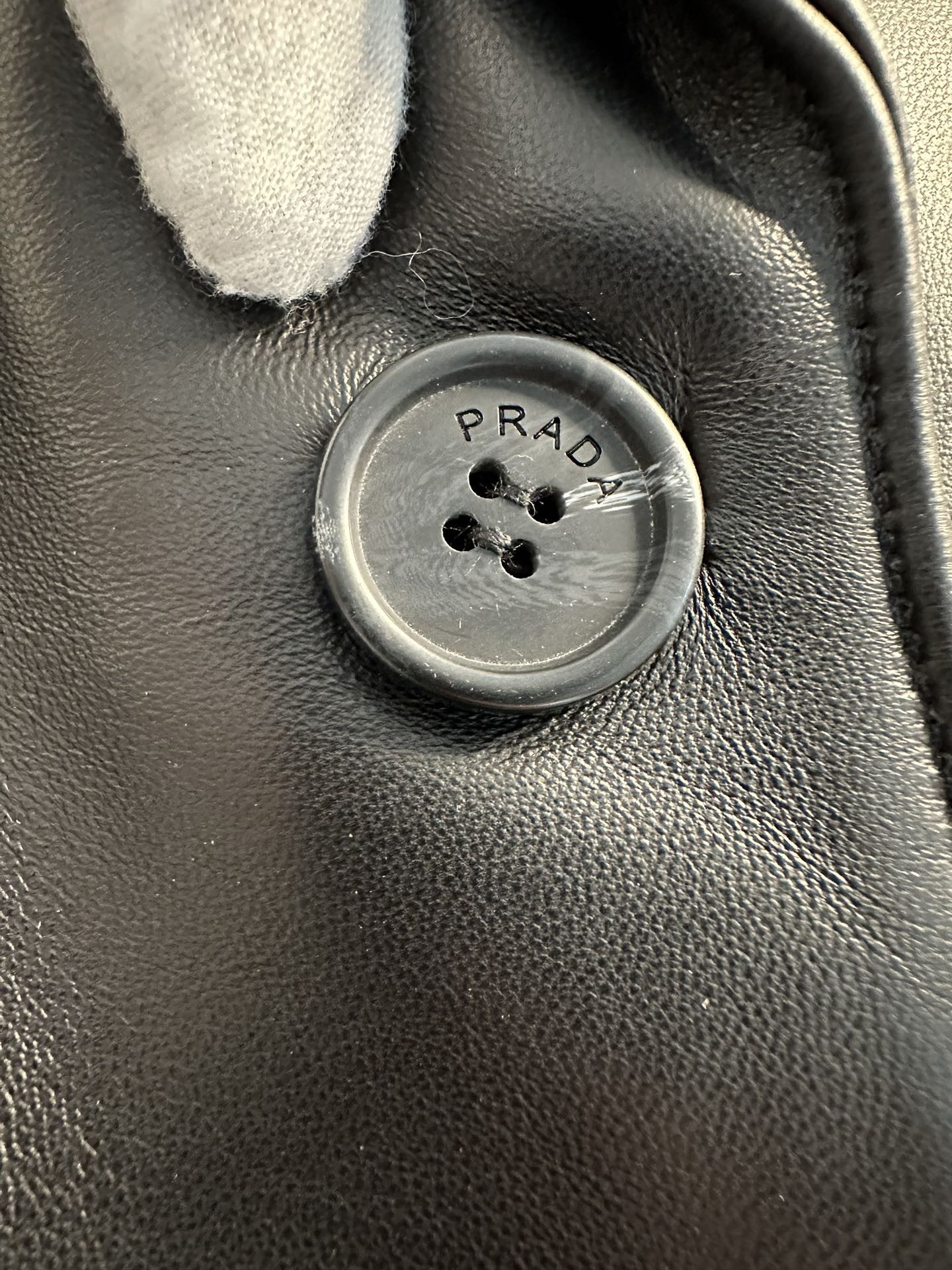 Куртка женская в стиле Prada из натуральной кожи чёрного цвета с классическим кроем