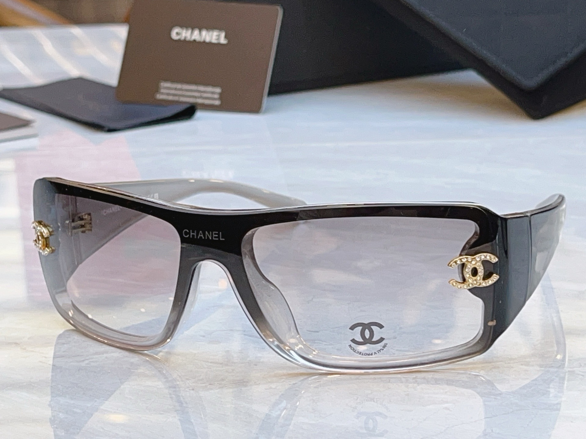 Очки солнцезащитные женские в стиле Chanel прямоугольной формы в массивной оправе