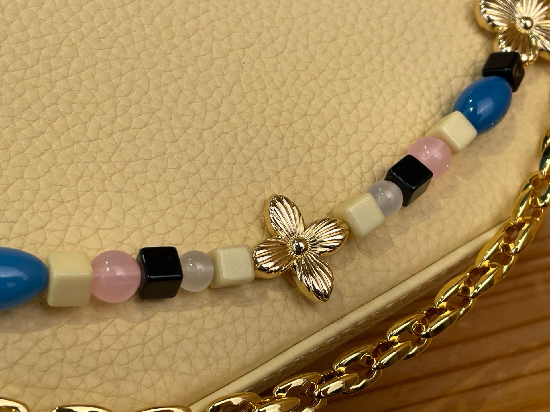 Сумка женская Louis Vuitton Capucines Mini жёлтого цвета