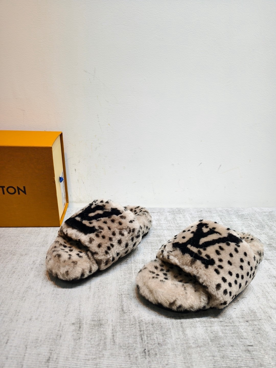 Шлепанцы женские Louis Vuitton бежевого цвета