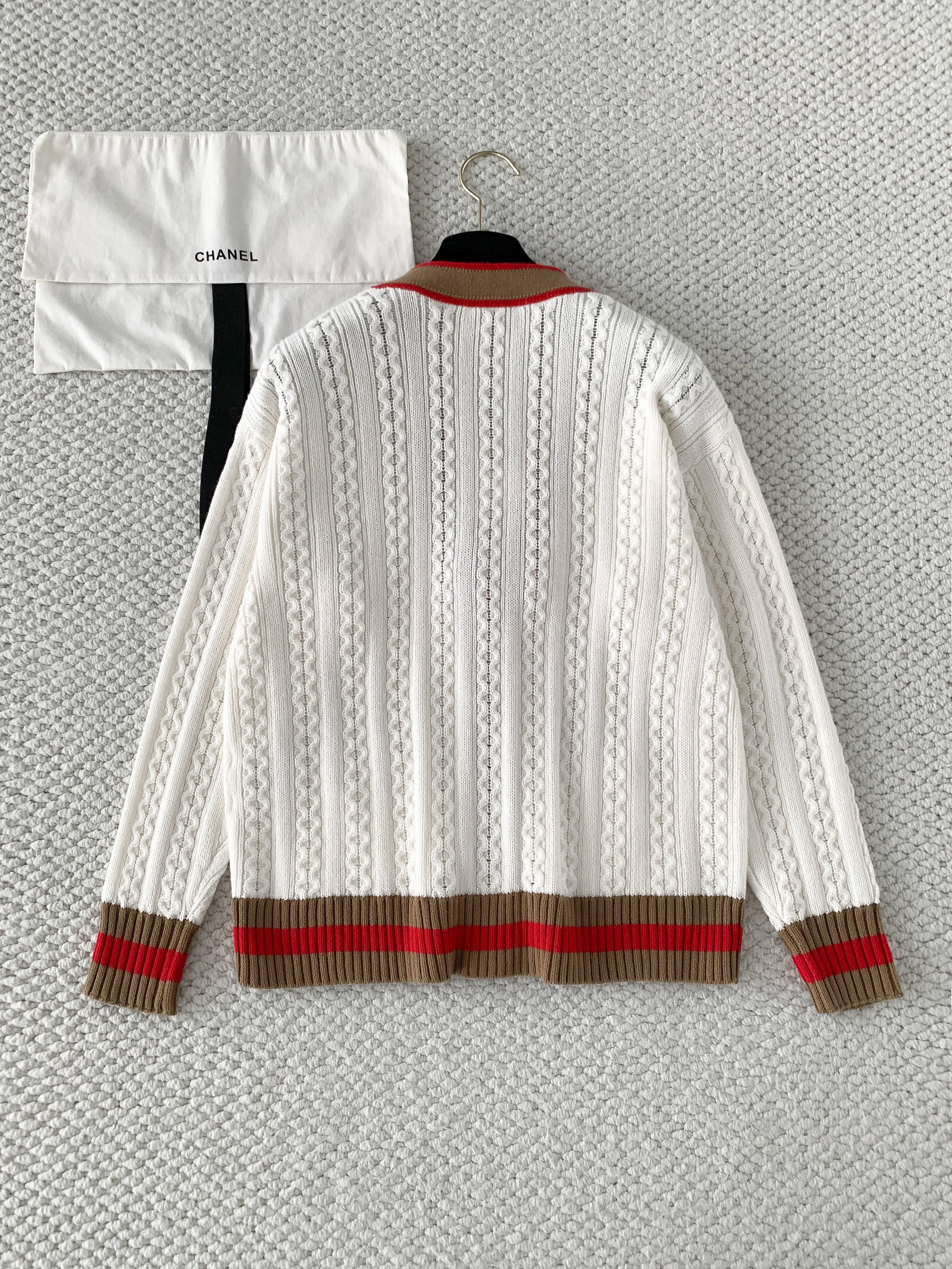 Кардиган женский в стиле Chanel белого цвета с контрастной отделкой