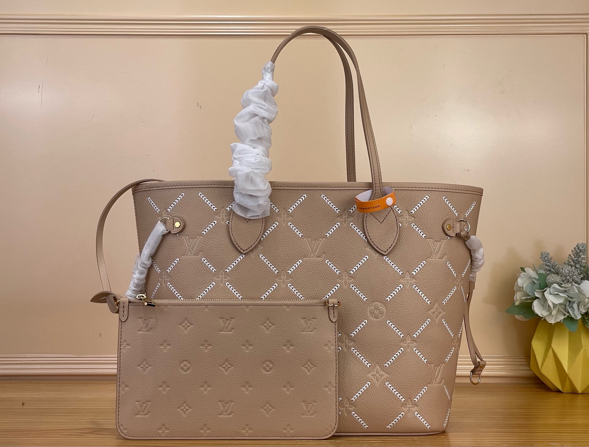 Сумка женская Louis Vuitton Neverfull MM бежевого цвета с вышивкой