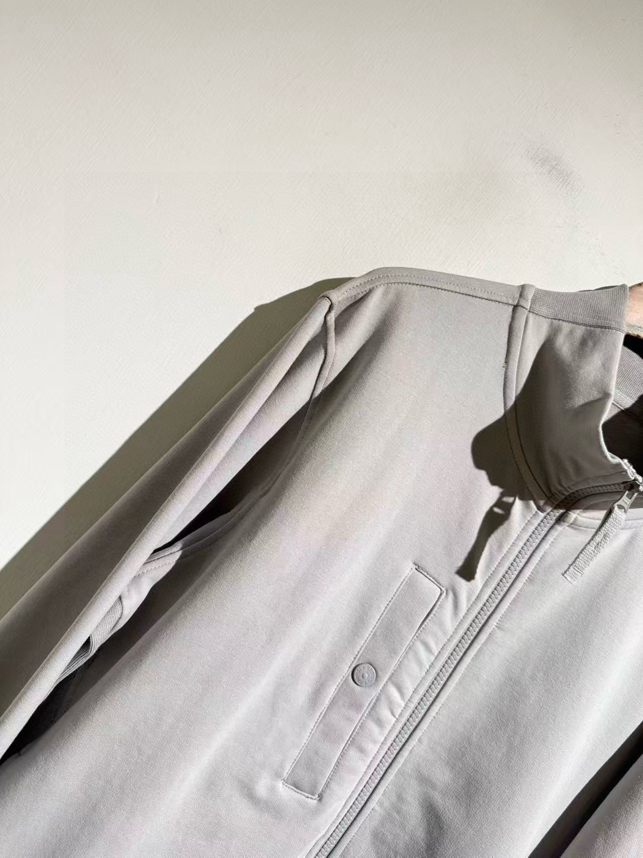 Куртка мужская Stone Island Ghost из хлопкового трикотажа белого цвета на молнии