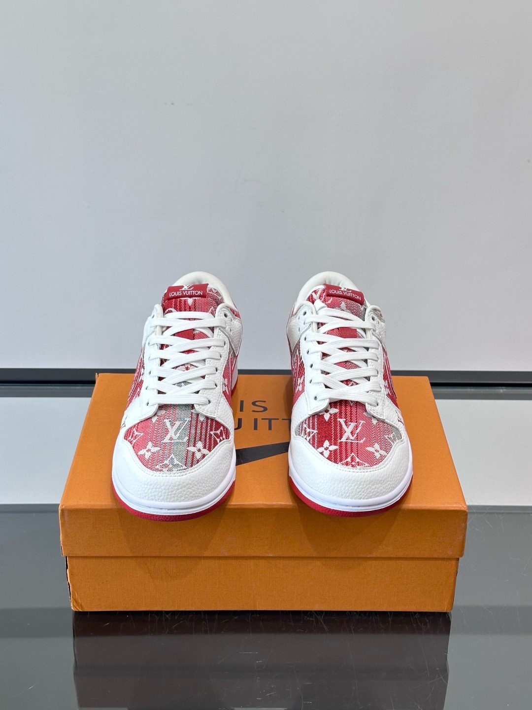 Кроссовки мужские в стиле Louis Vuitton x Nike Dunk Low с принтом красного и белого цвета