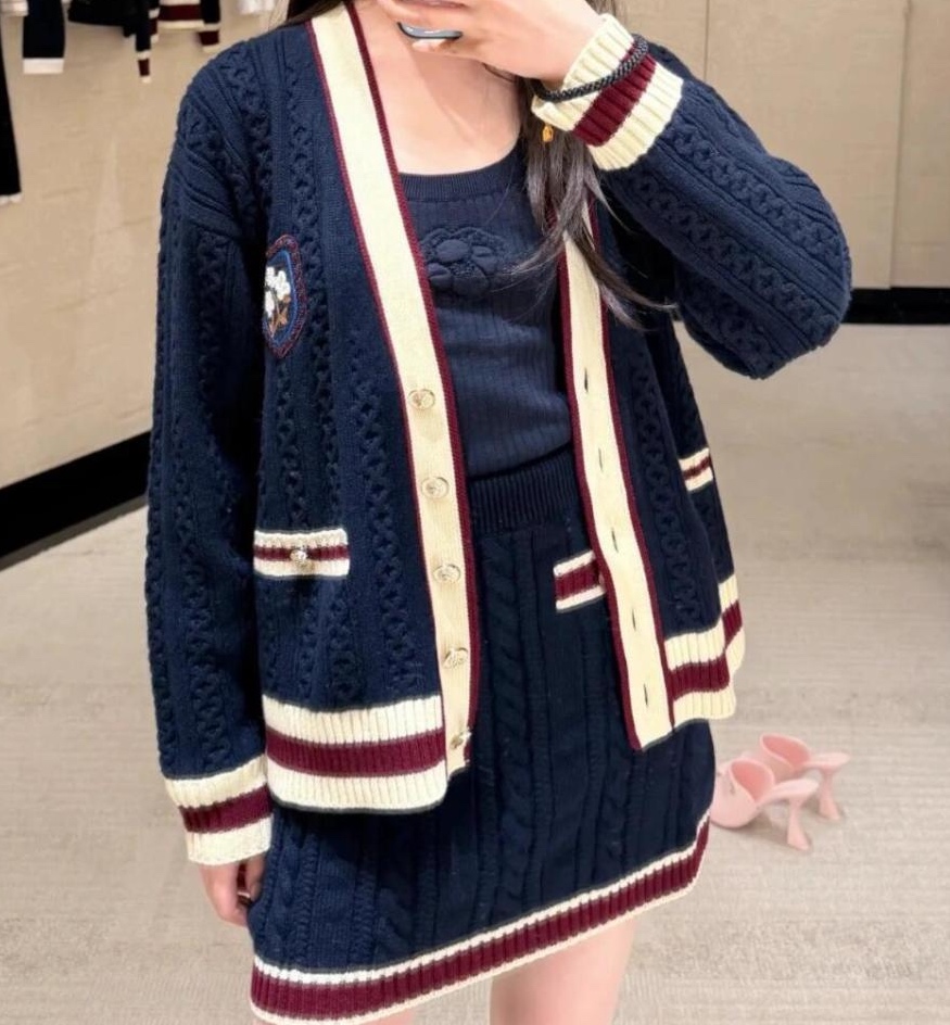 Костюм женский в стиле Chanel тёмно-синего с юбкой и кардиганом