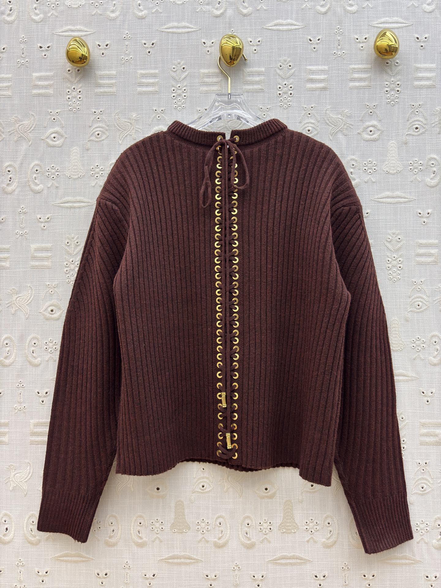 Свитер женский в стиле Schiaparelli винно-бордового цвета с декоративной шнуровкой на спине