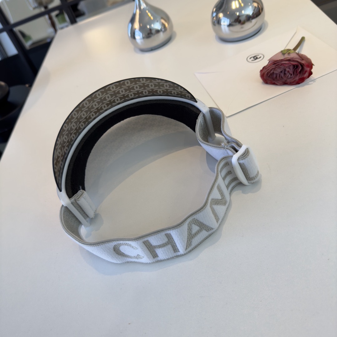 Козырёк женский в стиле Chanel серебристого цвета