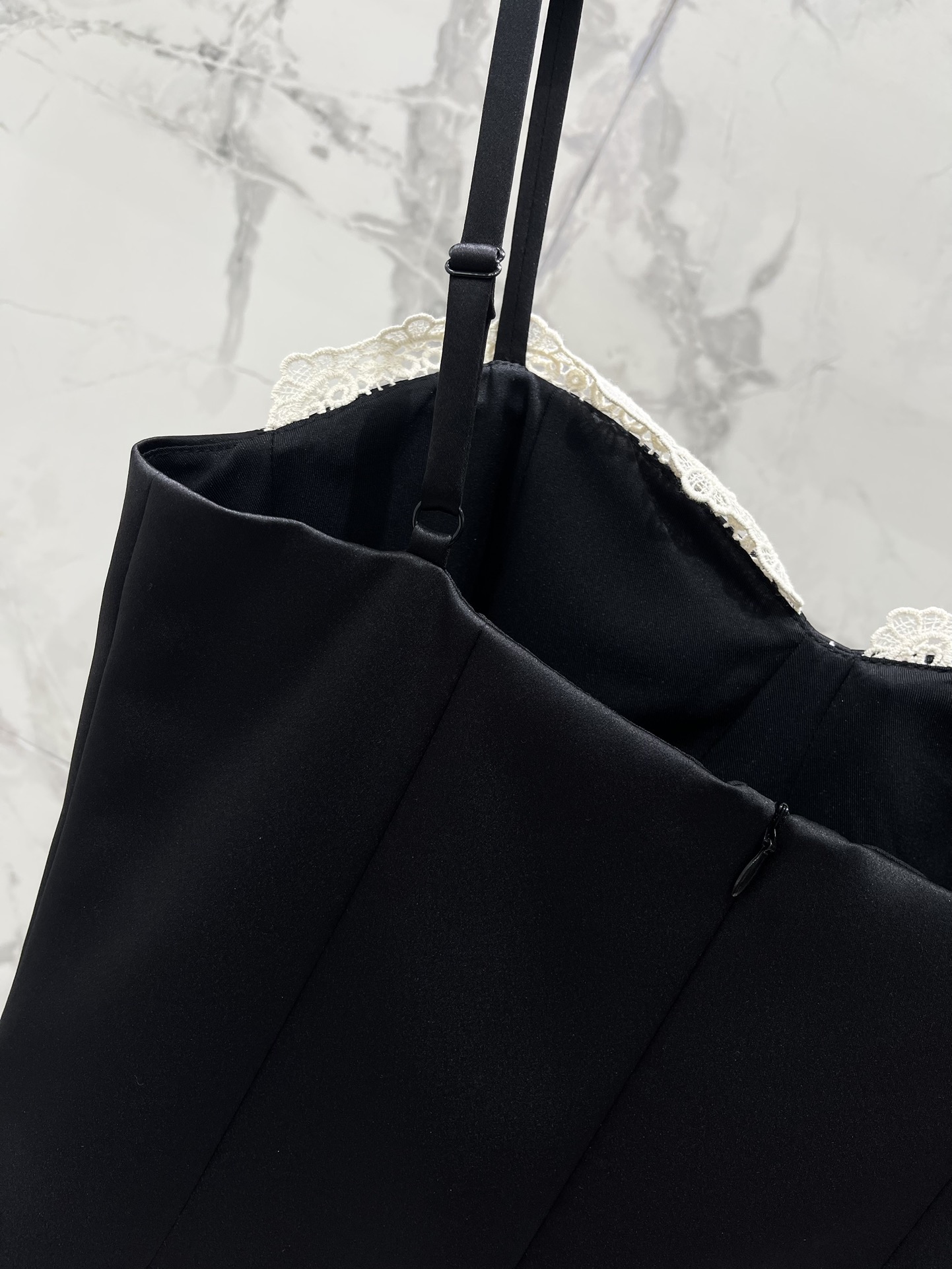 Платье женское в стиле Ermanno Scervino на бретелях с кружевом черного цвета