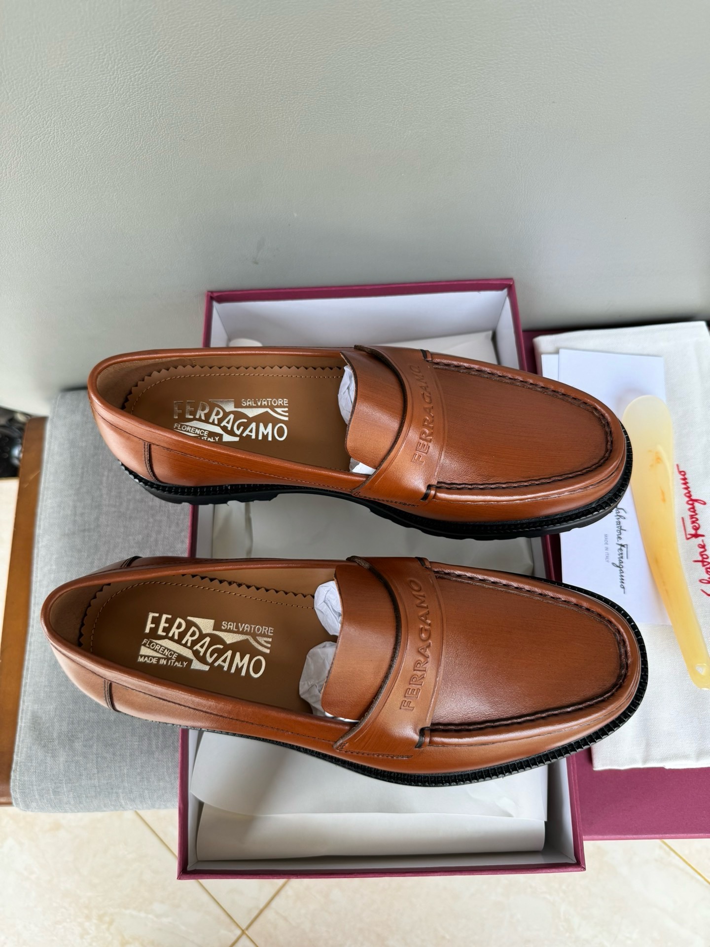 Лоферы мужские в стиле Salvatore Ferragamo из натуральной кожи коричневого цвета