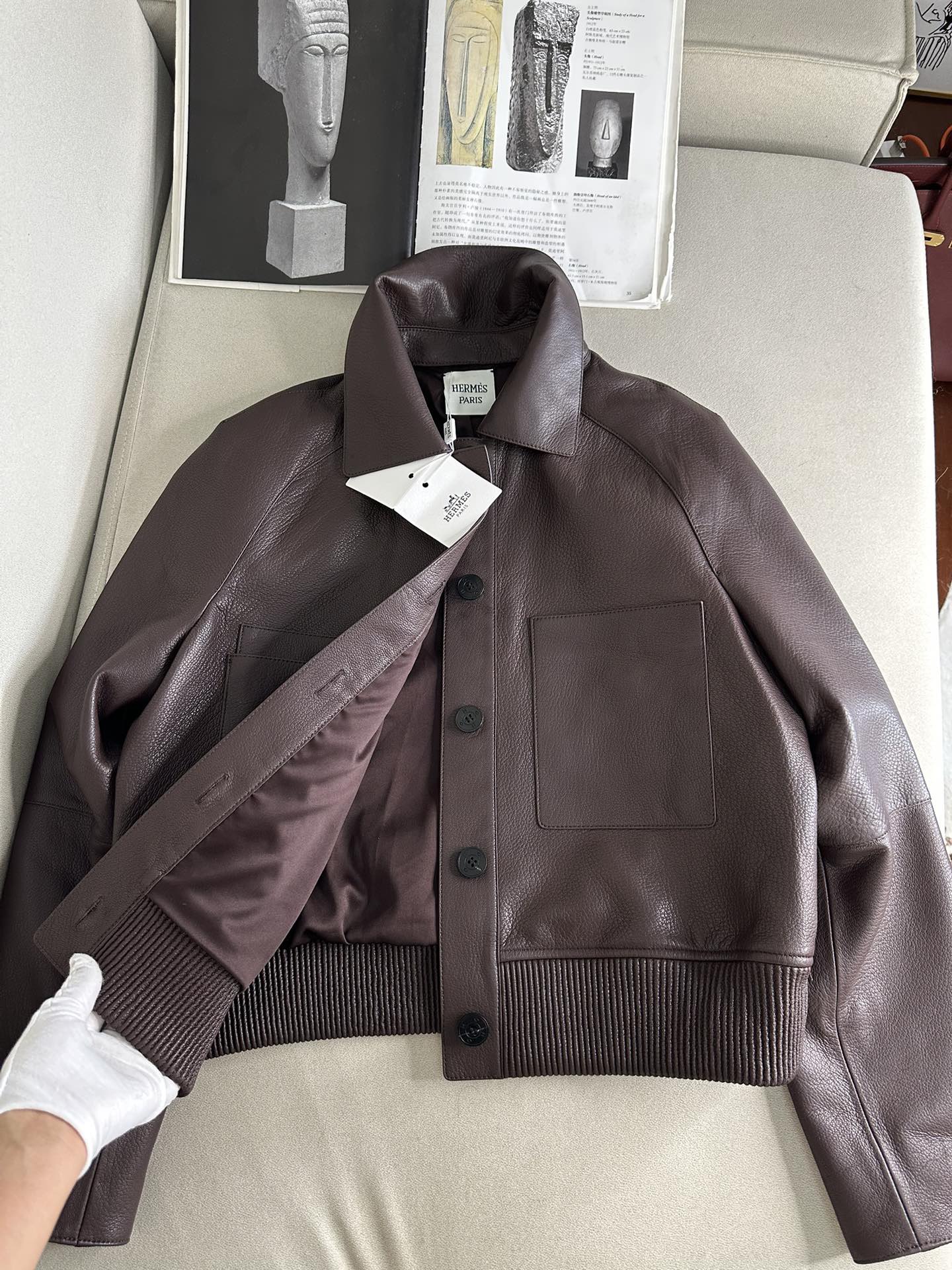 Куртка женская в стиле Hermès коричневого цвета укороченная из натуральной кожи с накладными карманами