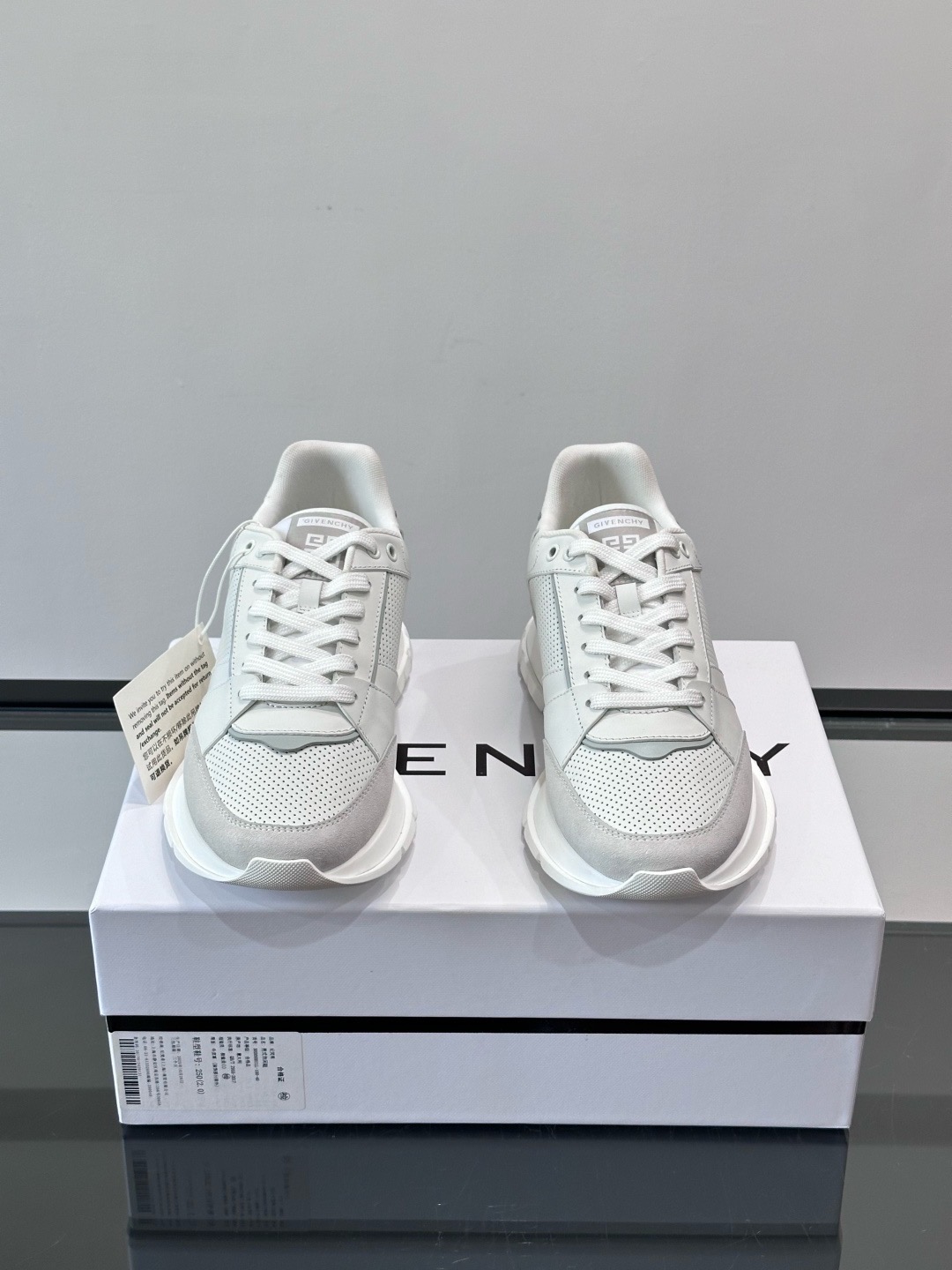 Кроссовки мужские Givenchy белого цвета