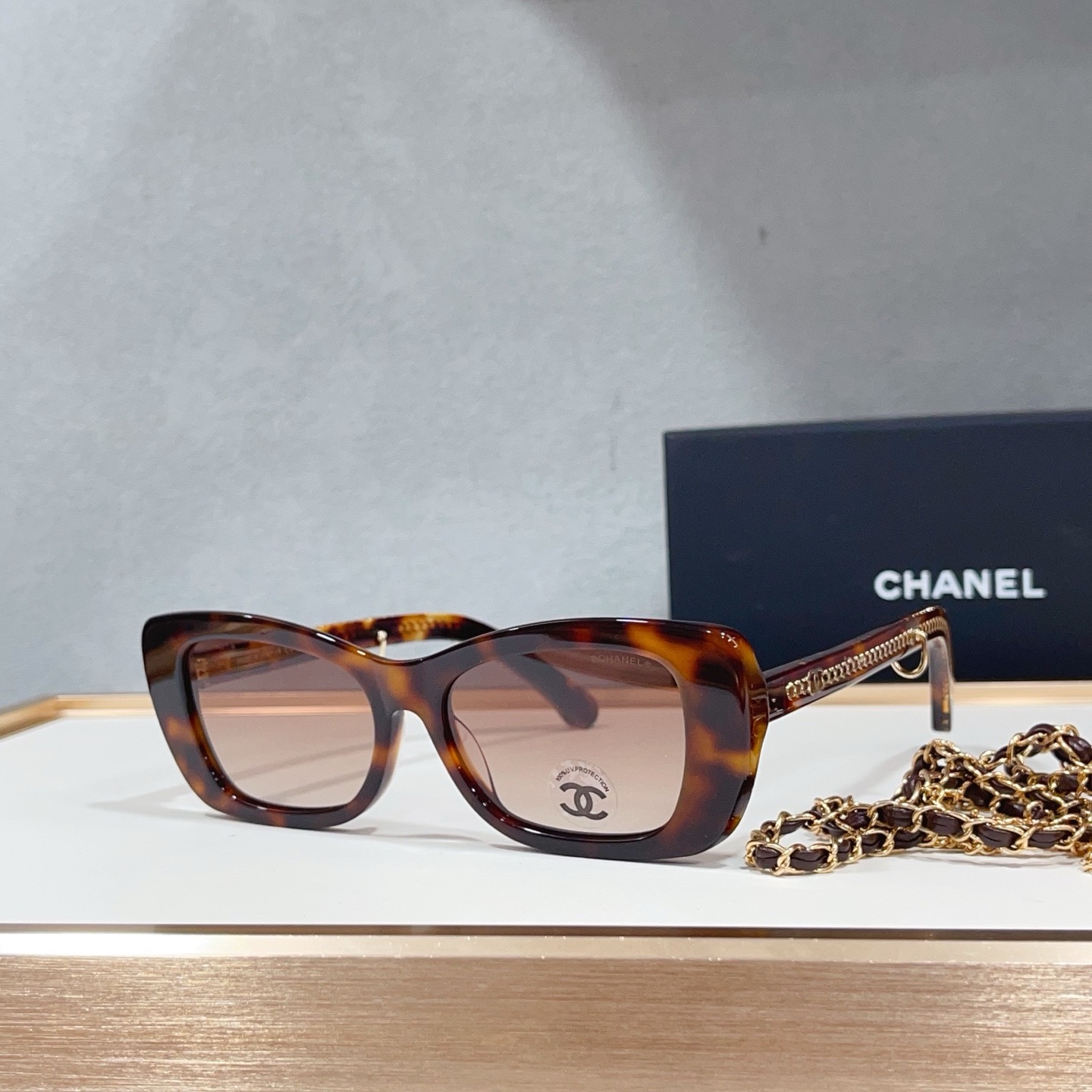 Очки солнцезащитные женские в стиле Chanel CH5553 с цепочкой