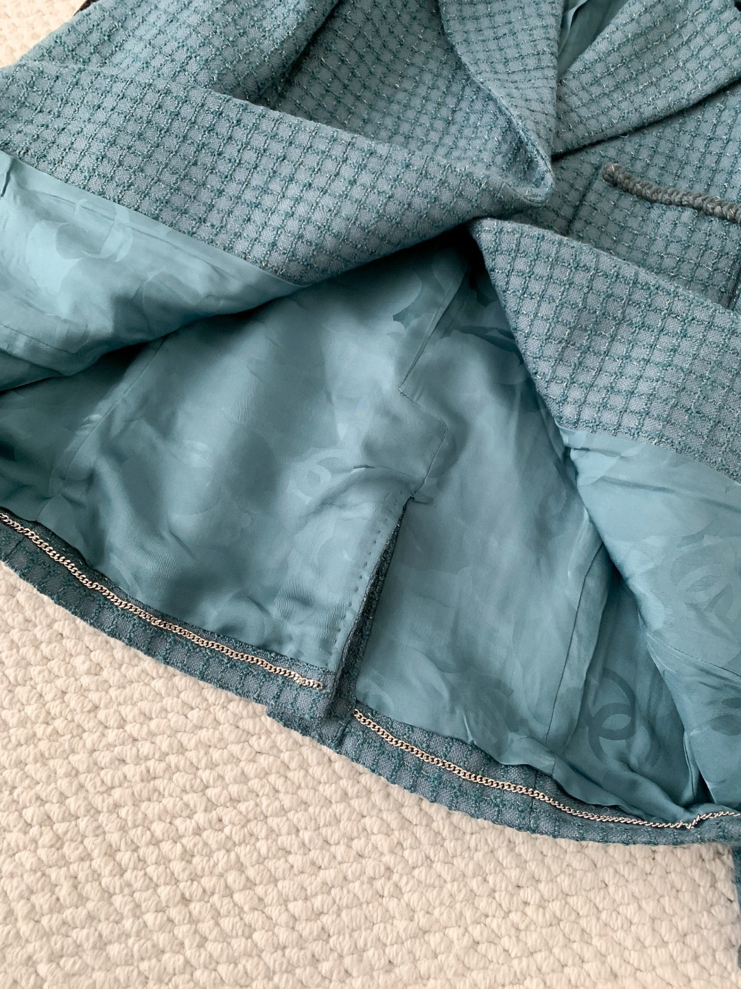 Жакет женский в стиле Chanel из фактурной ткани павлиньего зелёного цвета