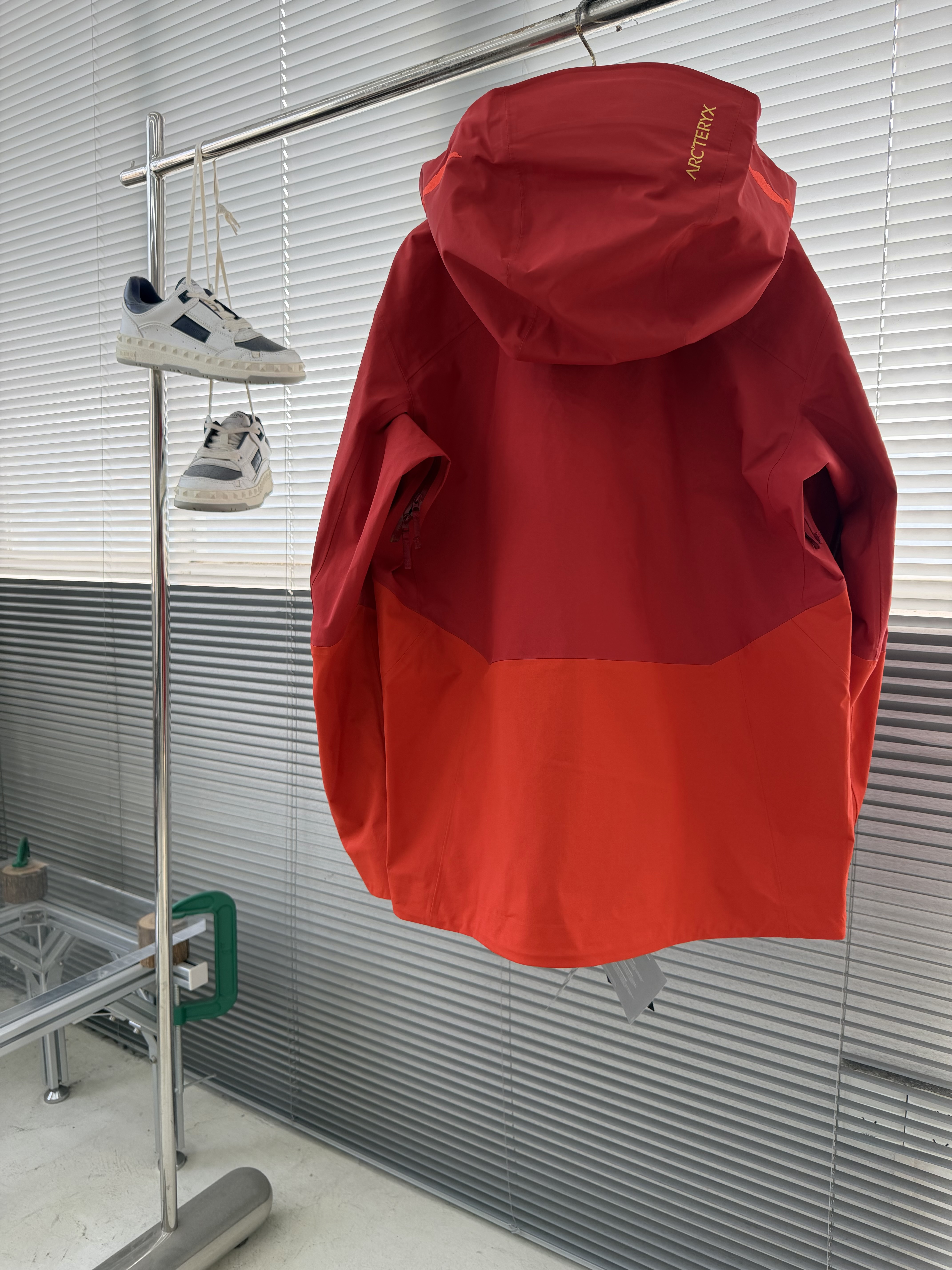 Куртка унисекс в стиле Arc’teryx Alpha SV  красного цвета с вышивкой