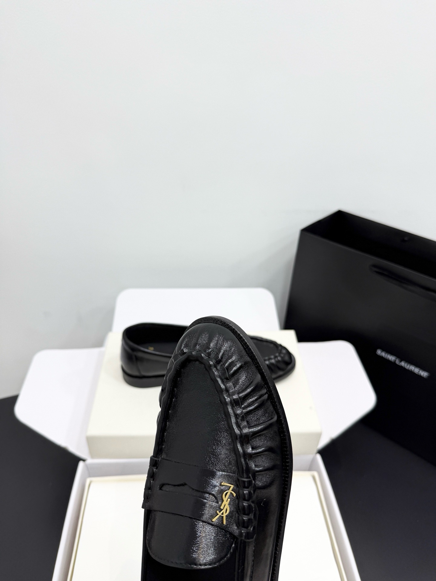 Лоферы женские в стиле Saint Laurent Le Loafer черного цвета
