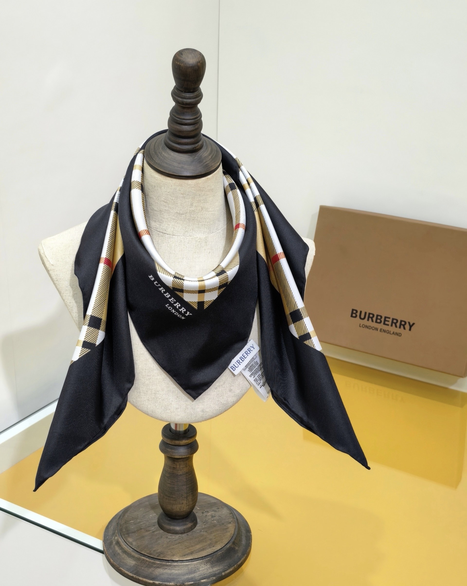 Платок женский в стиле Burberry из натурального шелка в клетку бежевого цвета