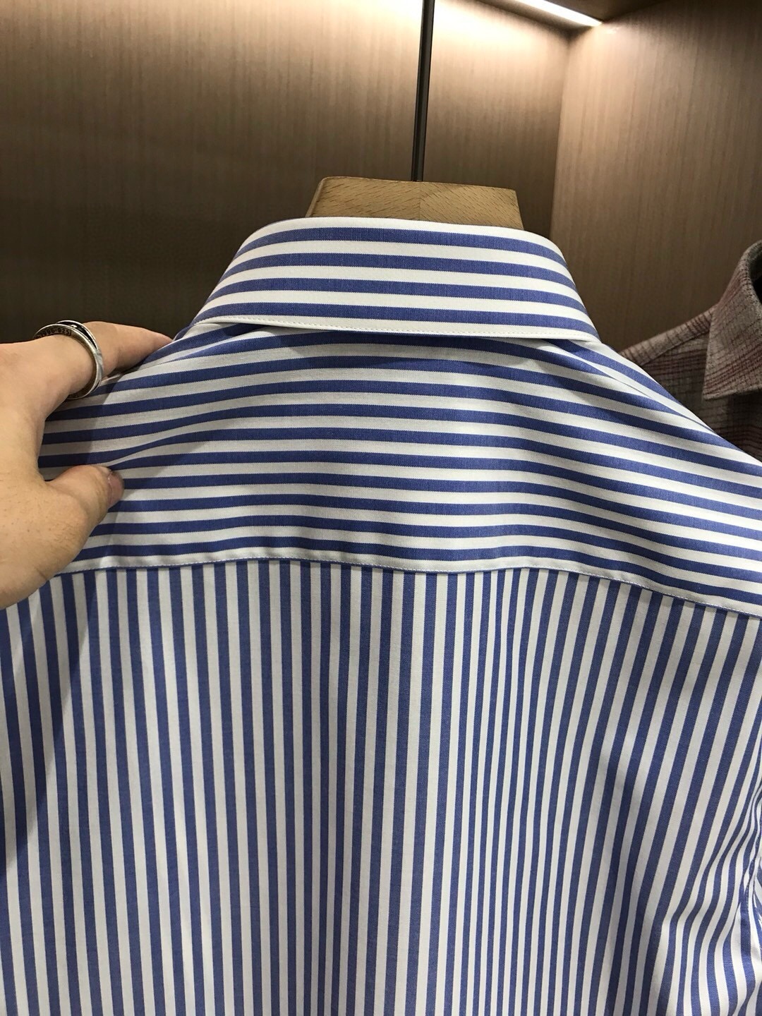 Рубашка мужская Kiton в голубую полоску с перламутровыми пуговицами