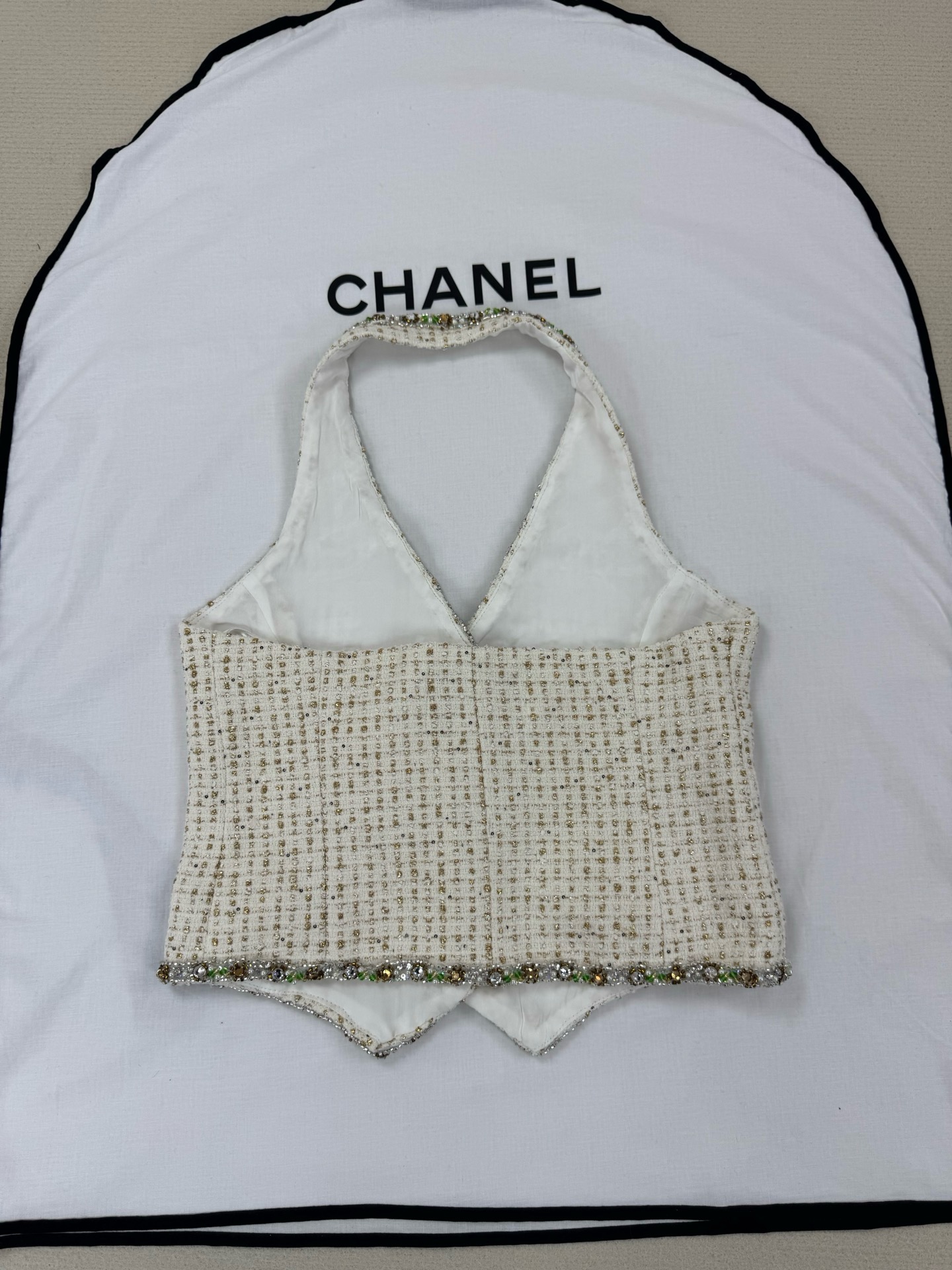 Жилет женский Chanel молочного цвета с декоративной отделкой