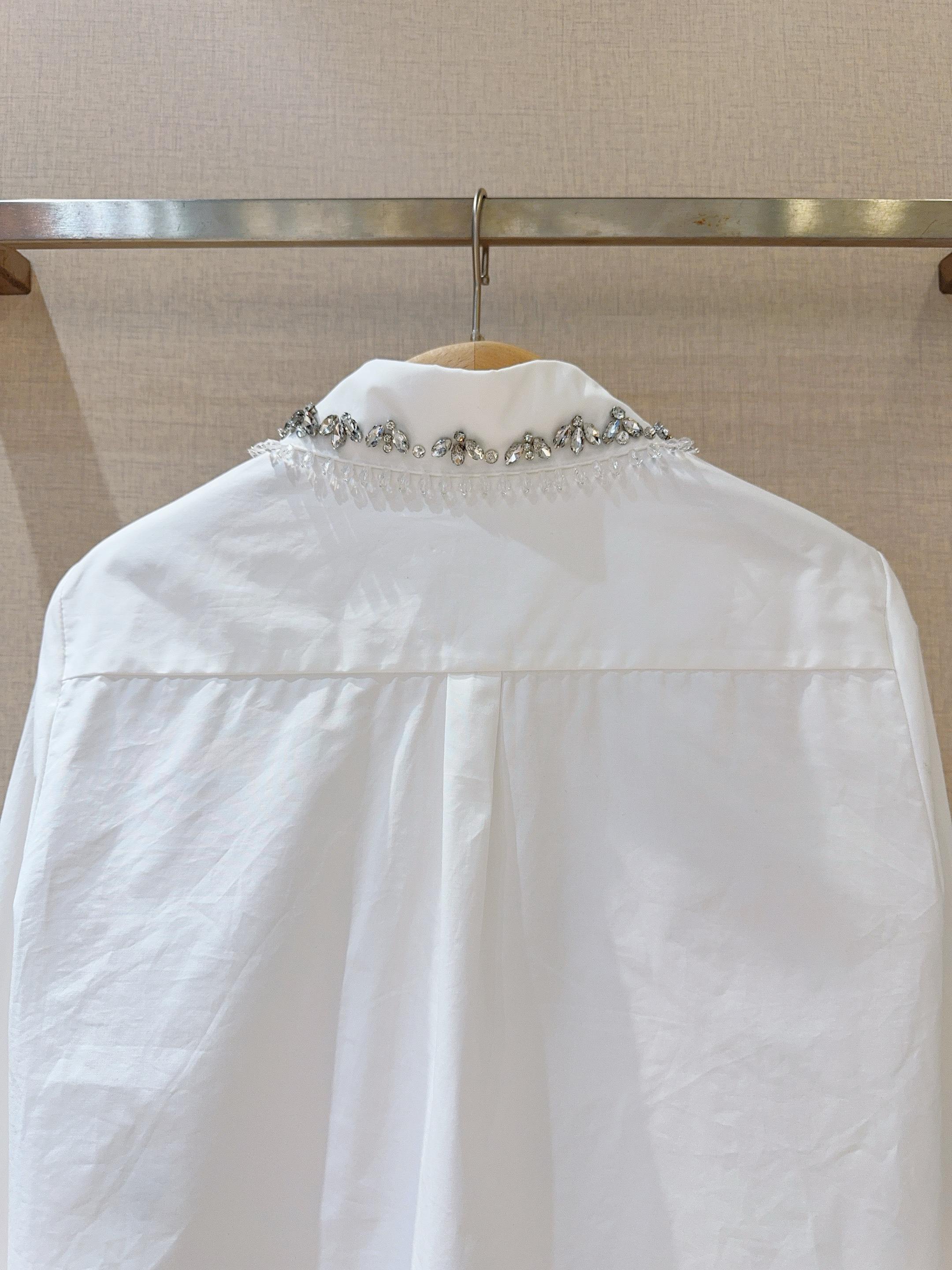 Рубашка женская в стиле CinqàSept  из хлопка белого цвета укороченная с декоративной отделкой