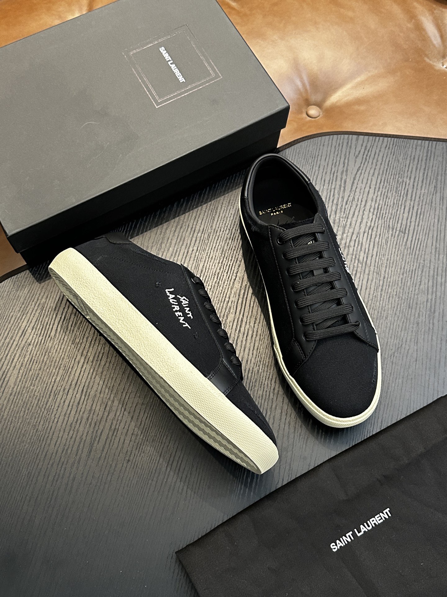 Кроссовки мужские в стиле Saint Laurent SL/61 из натуральной кожи и текстиля чёрного цвета со светлой подошвой