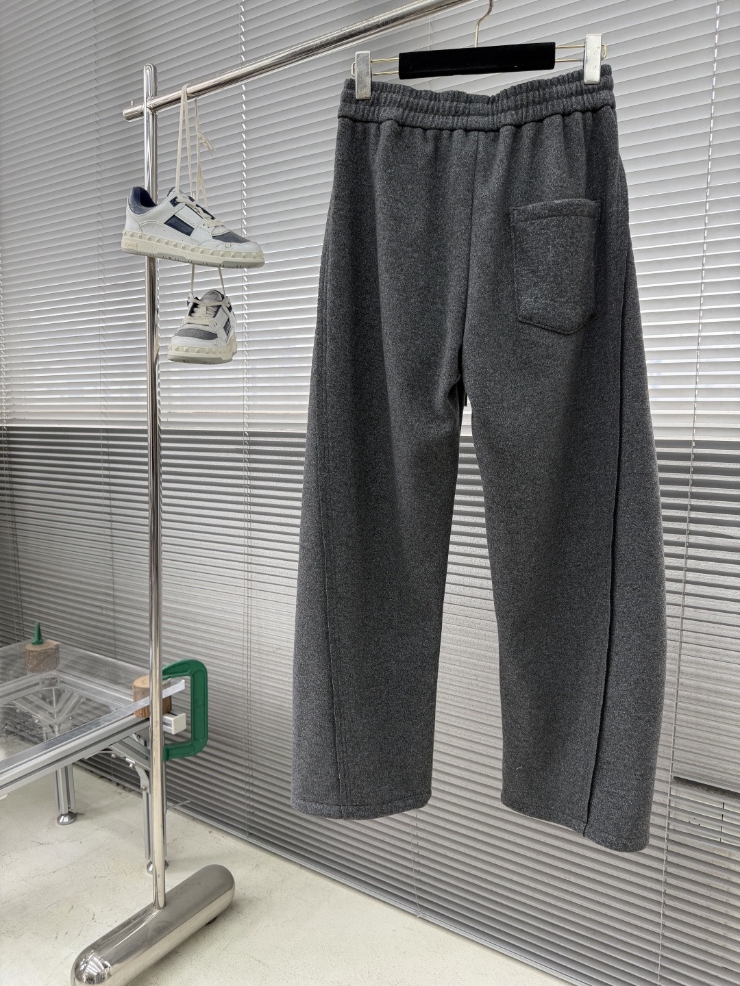 Брюки мужские в стиле LOEWE из шерстяной ткани тёмно-серого цвета 