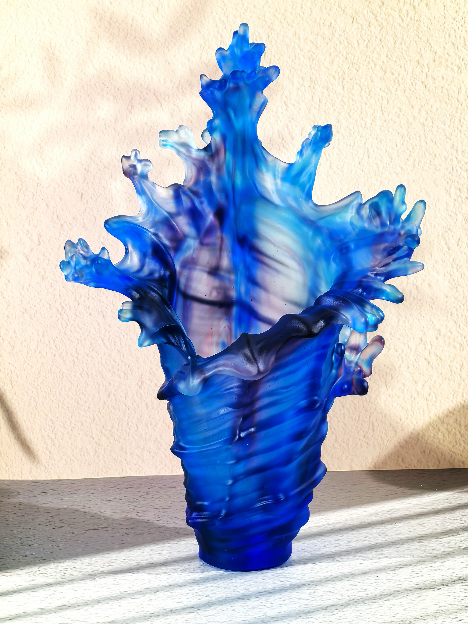 Ваза хрустальная в стиле Daum Sea Conch, синего цвета