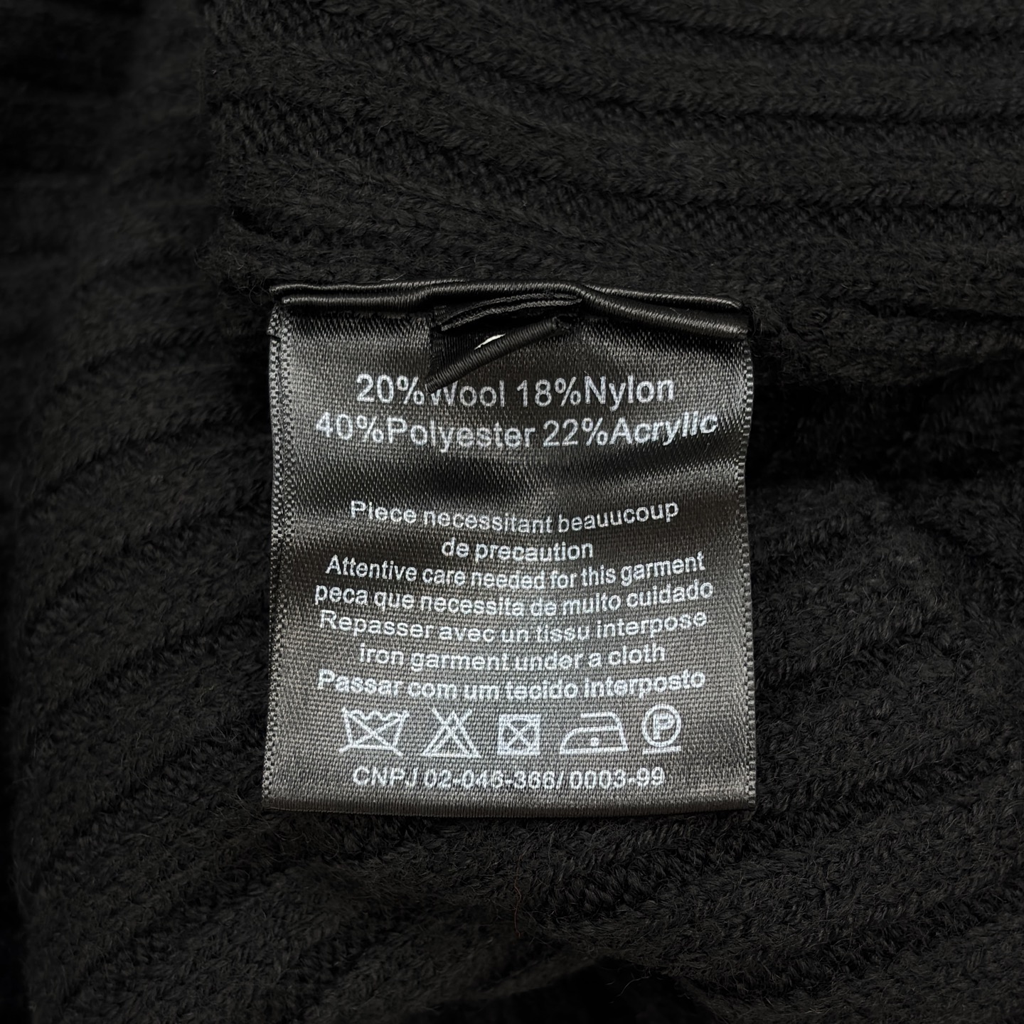 Свитер женский в стиле Schiaparelli чёрного цвета с декоративной шнуровкой на спине