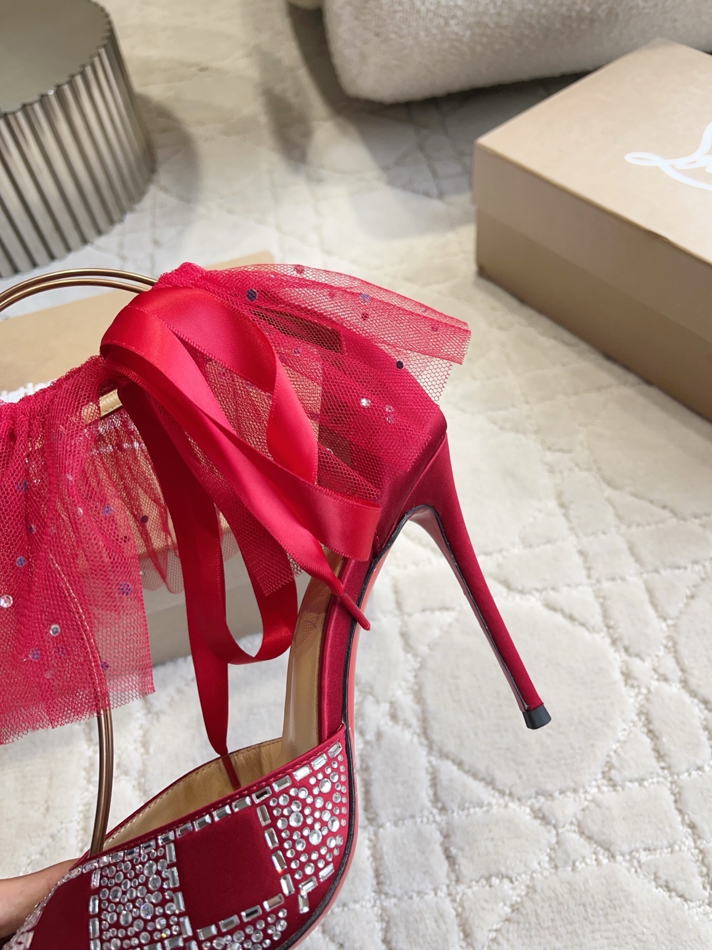 Туфли женские в стиле Christian Louboutin So Kate со съемной сеткой и стразами красного цвета