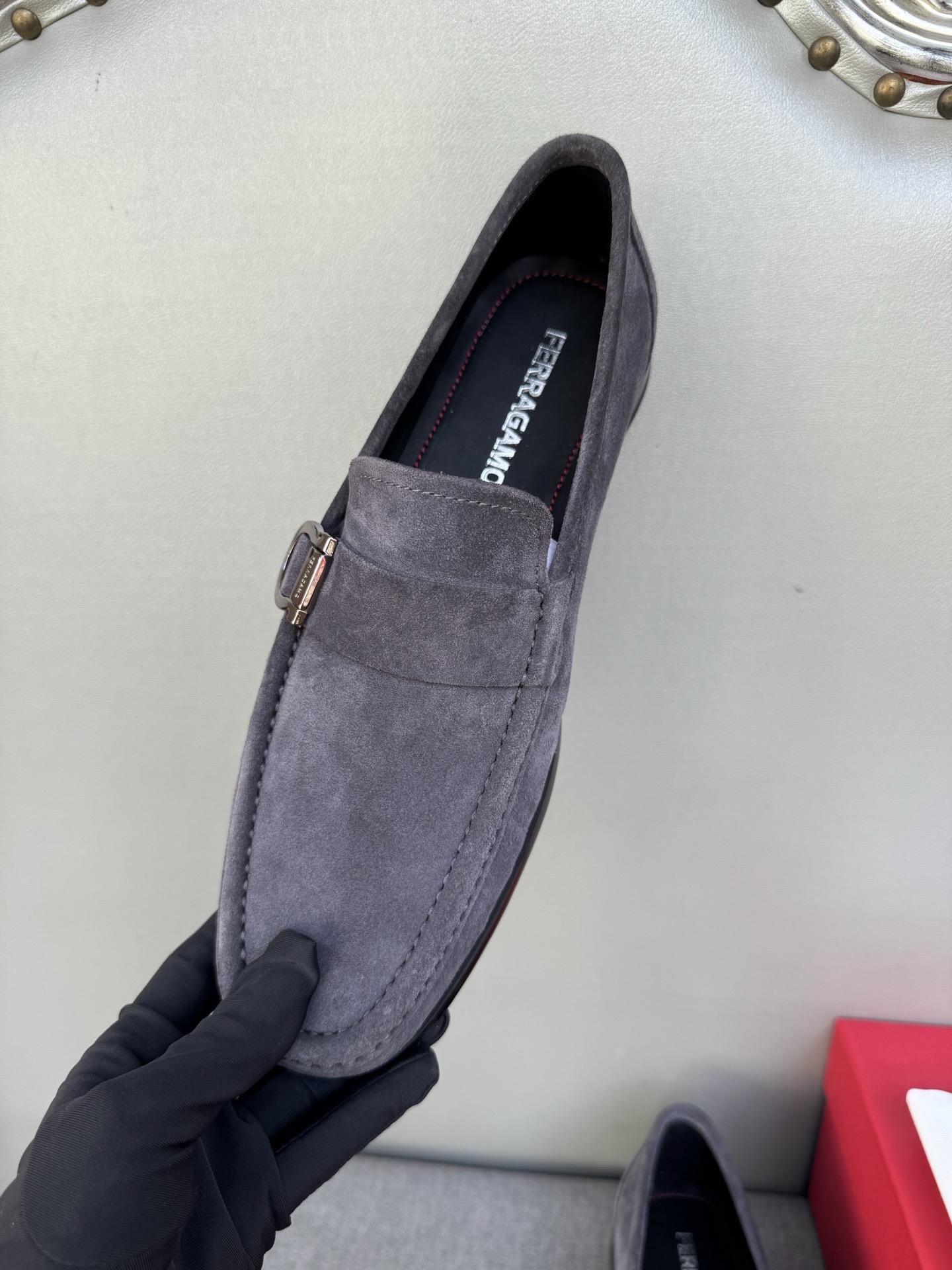 Лоферы мужские в стиле Ferragamo Gancini из натуральной замши серого цвета