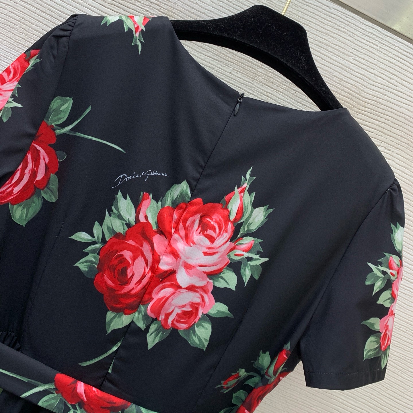 Платье женское Dolce & Gabbana чёрного цвета с красными розами