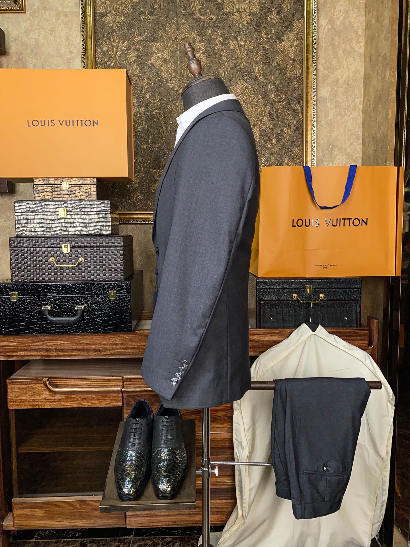 Костюм мужской в стиле Louis Vuitton классический серого цвета (пиджак + брюки)