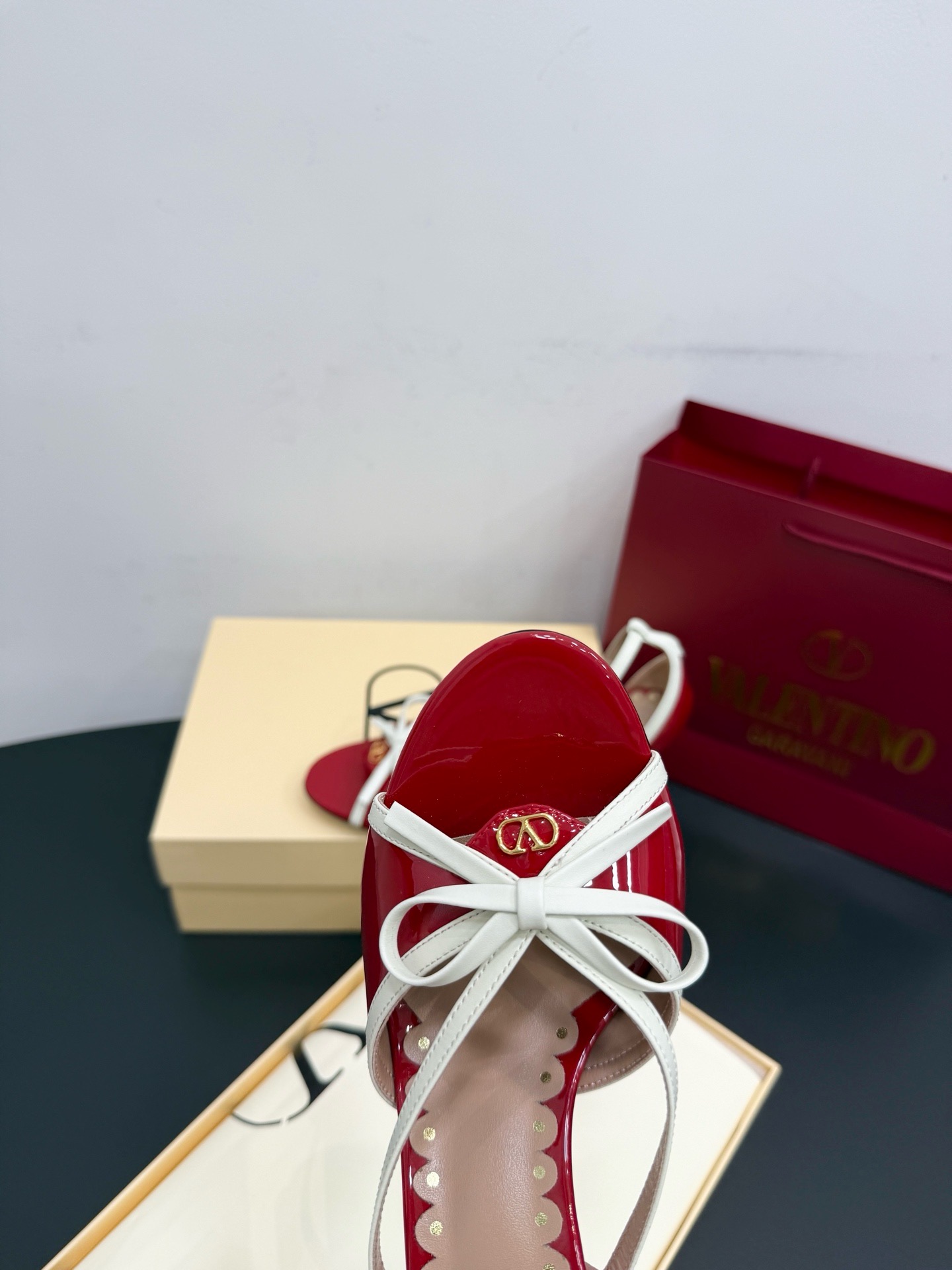 Босоножки женские в стиле Valentino Garavani красного цвета