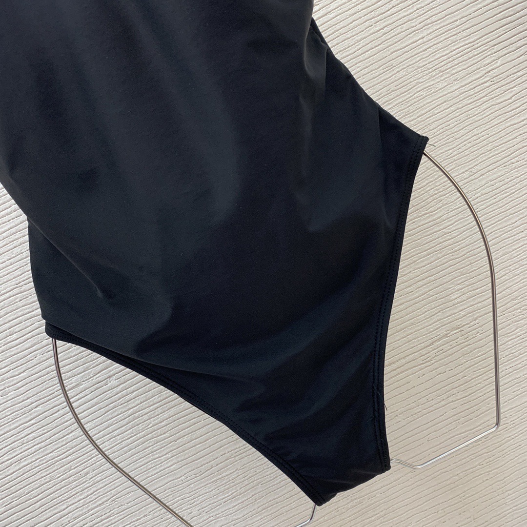 Купальник женский слитный в стиле Versace черного цвета