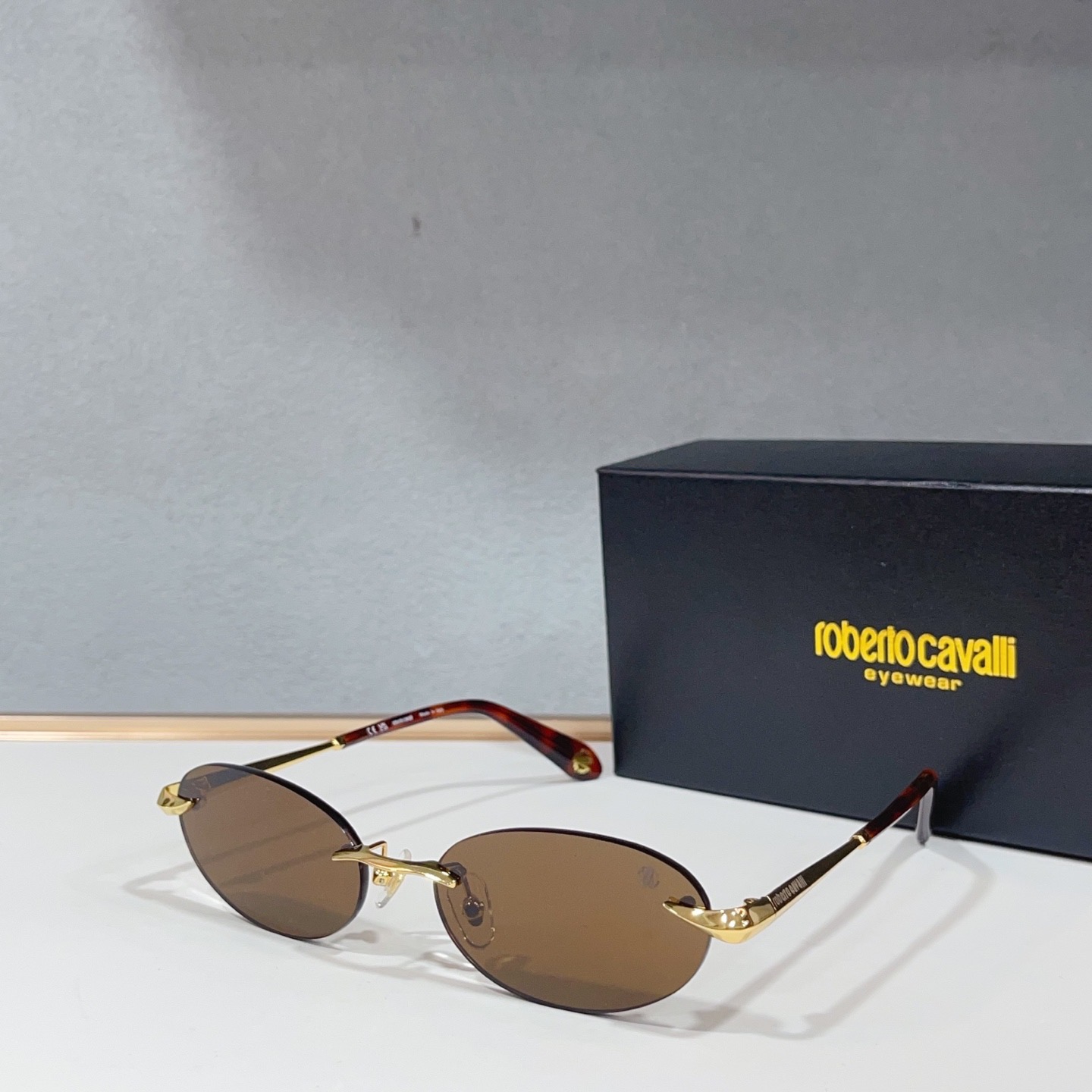 Очки солнцезащитные женские в стиле Roberto Cavali SRC 152M