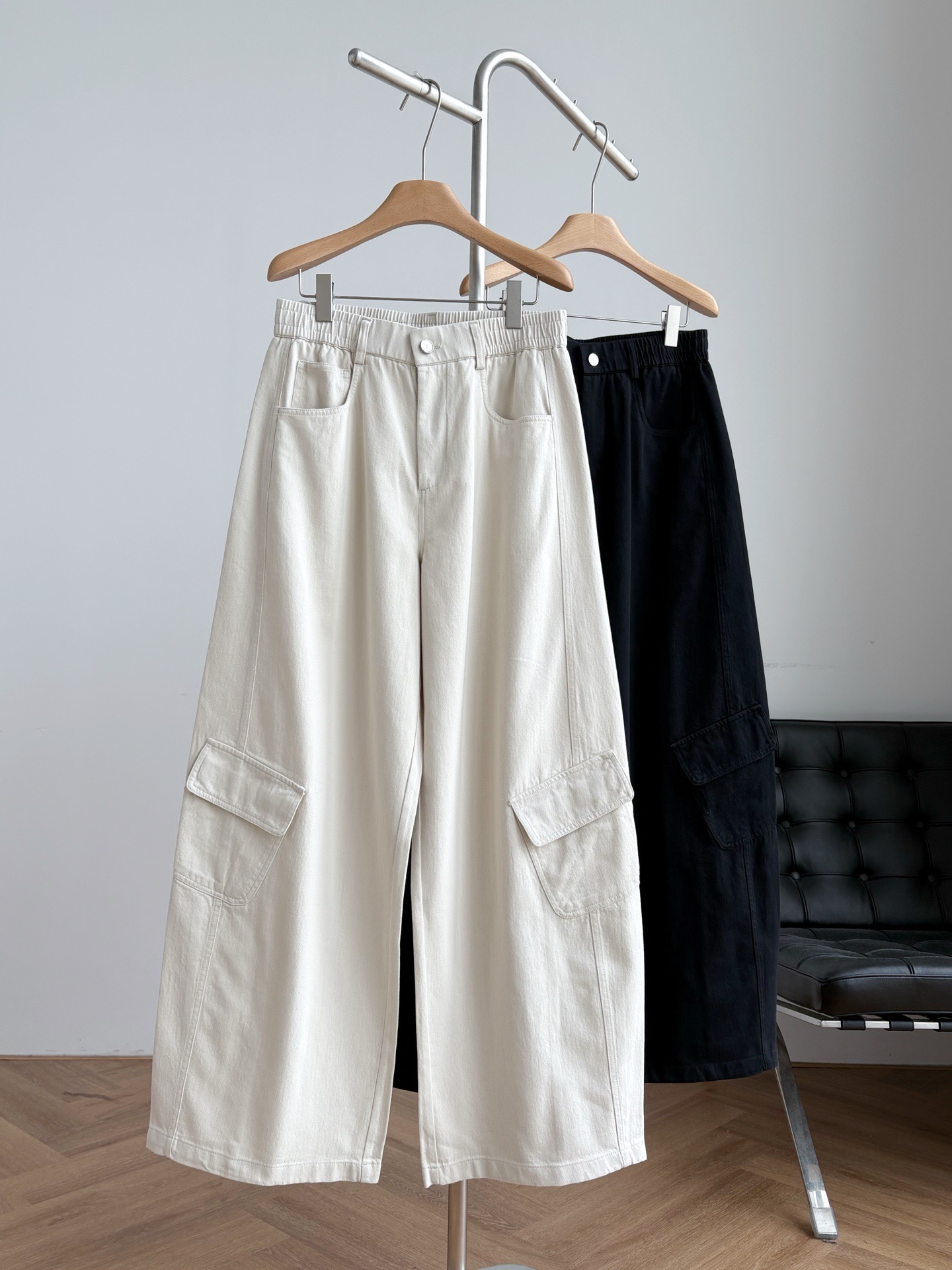 Брюки мужские в стиле Bottega Veneta хлопковые прямого кроя чёрного и бежевого цвета