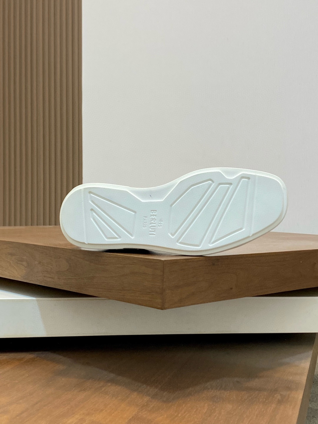 Кроссовки мужские в стиле Berluti чёрного цвета с белой подошвой