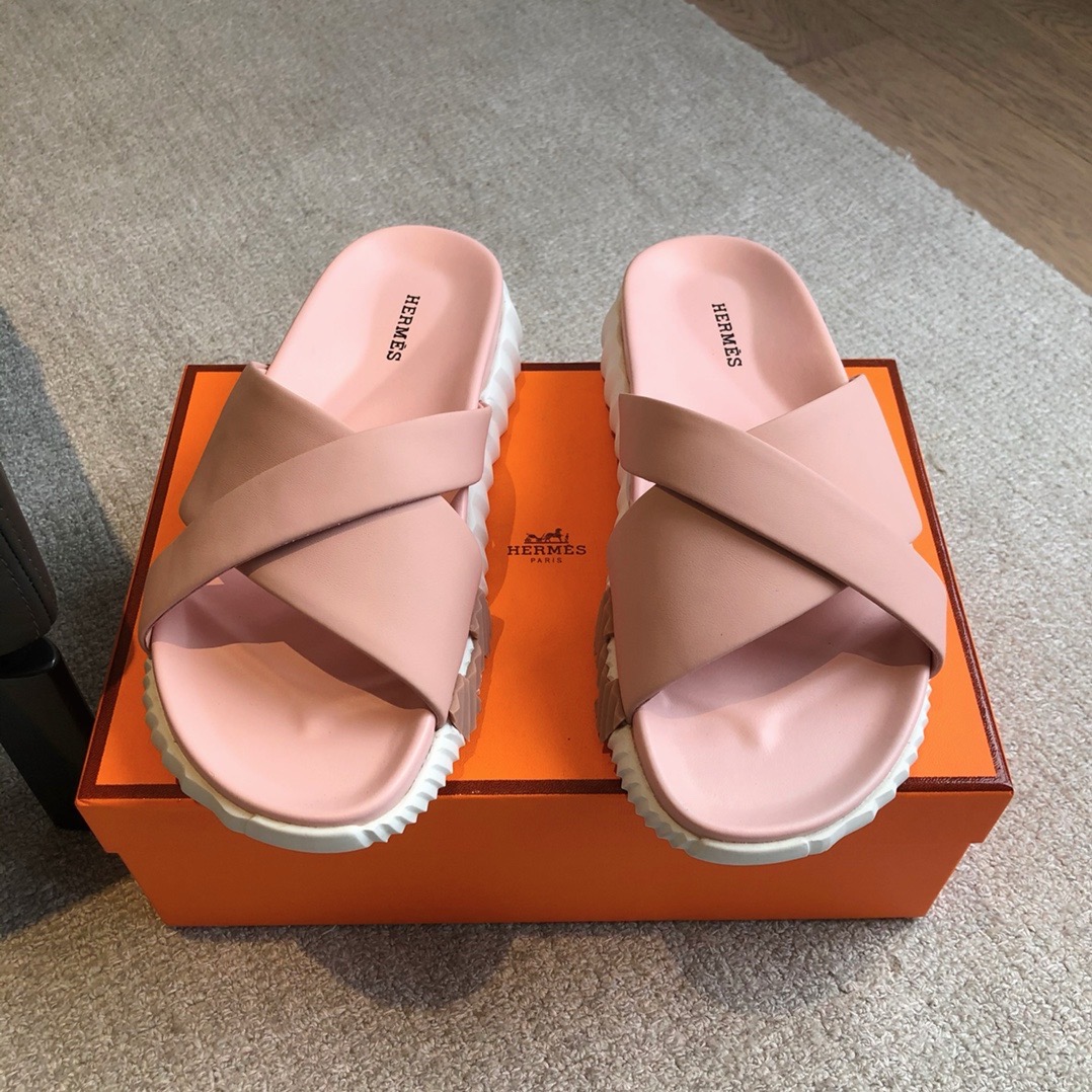 Шлёпанцы Hermès Eclair пудрово-розового цвета с перекрёстными ремешками