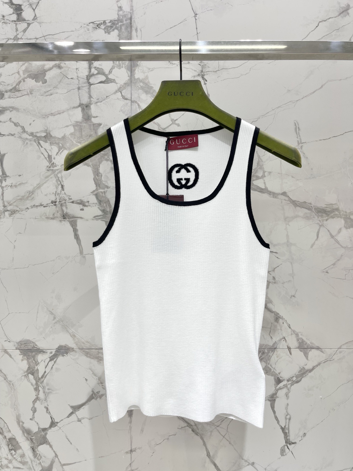 Топ женский в стиле Gucci трикотажный с вышивкой GG на бретелях белого цвета