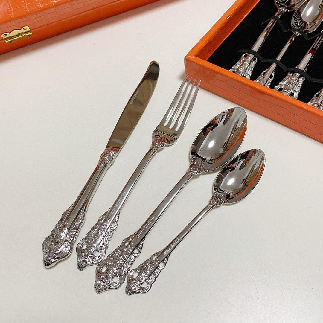 Набор столовых приборов в стиле Hermès  с декоративными ручками в подарочном кейсе (24 предмета) серебристого цвета