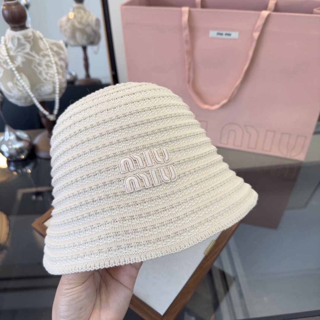 Панама женская в стиле Miu Miu из вязаного текстиля бежевого цвета