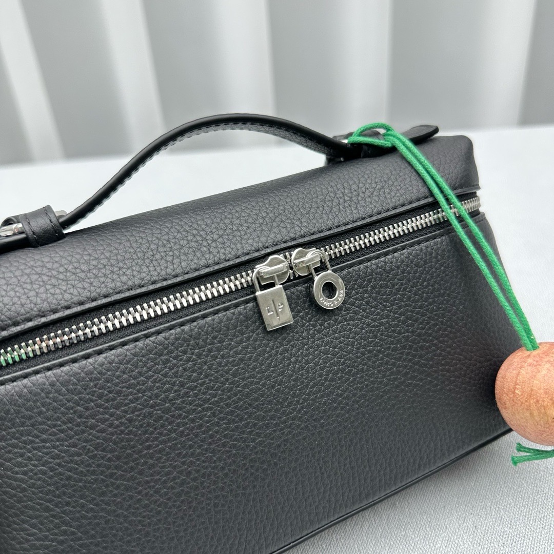 Сумка женская Loro Piana Extra Pocket L19 чёрного цвета