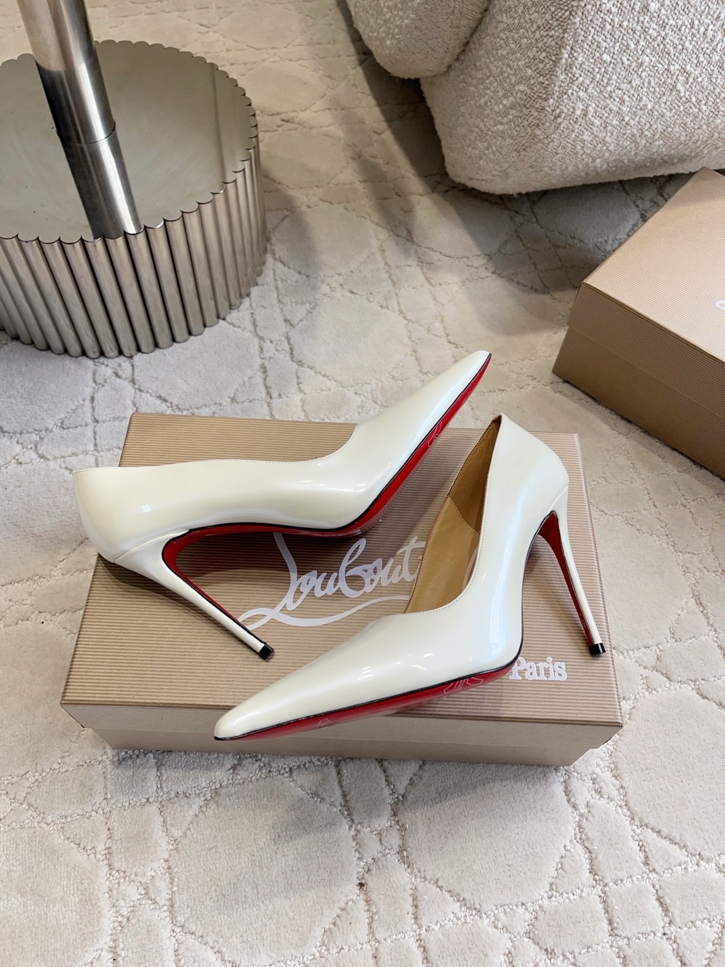 Туфли женские в стиле Christian Louboutin So Kate белого цвета