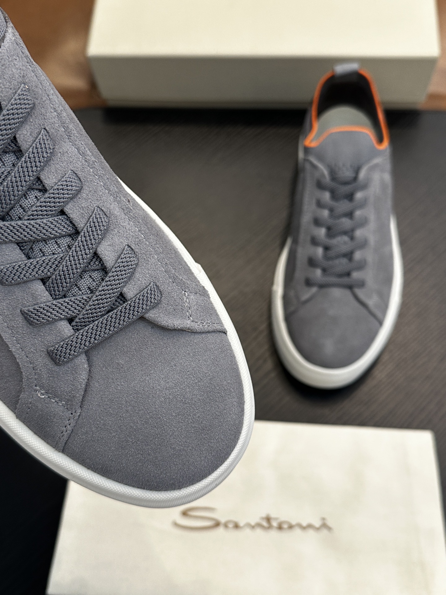 Кроссовки мужские в стиле Santoni из натуральной зернистой кожи серого цвета