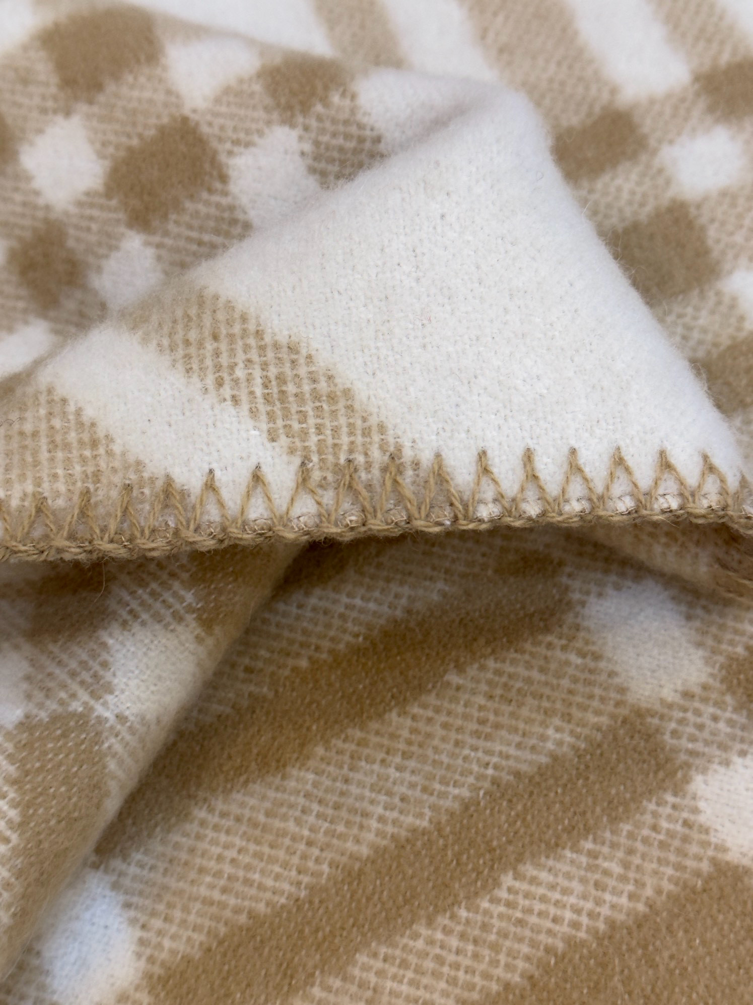 Шарф унисекс в стиле Burberry двусторонний из мягкой шерсти с диагональной клеткой бежевого цвета