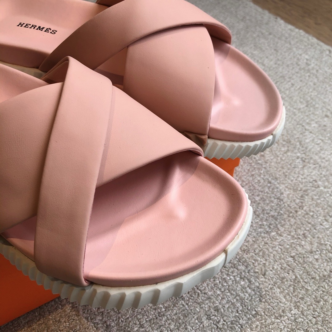 Шлёпанцы Hermès Eclair пудрово-розового цвета с перекрёстными ремешками
